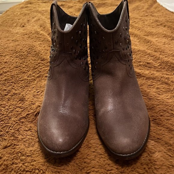 WHITE MOUNTAIN Brown Distressed Leather Rocky Studded Side Zip Ankle Boots 9.5M - Picture 2 of 9